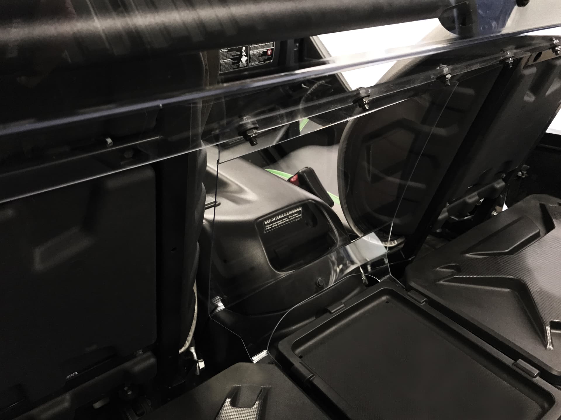 Rear Windshield - Image 7